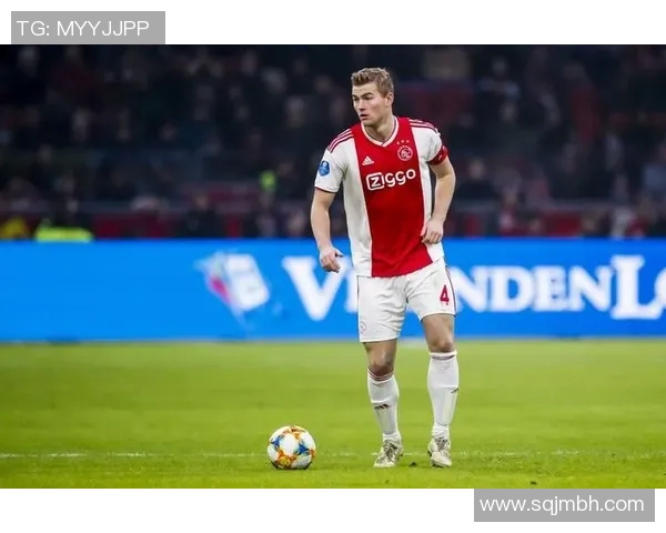 足球明星德里赫特精彩瞬间集锦与个人魅力展现的视觉盛宴 足球明星德里赫特精彩瞬间集锦与个人魅力展现的视觉盛宴